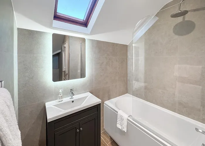 Oakvale - Oak Leaf *